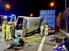 Sprinter najechał na zestaw z kontenerem – auto nielegalnie wiozło pasażerów