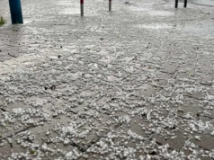 Majowa śnieżyca w Jeleniej Górze. Ulice pokryła warstwa gradu.