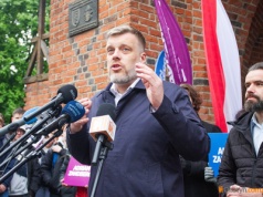 Ostatni dzień kampanii prezydenckiej. Adrian Zandberg w Olsztynie: "Wyborcy nie są frajerami!" [ZDJĘCIA]