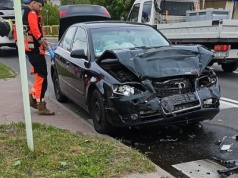 Kierowca audi uderzył w tył kii. Auto zostało roztrzaskane