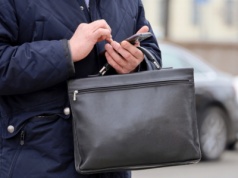 AI wchodzi do samorządów. Ale tylko co czwarty urzędnik ma służbowy smartfon