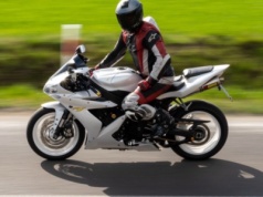 Przeciwskręt to motocyklowy paradoks. Skręcasz w lewo, jedziesz w prawo