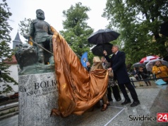 Pomnik księcia Bolka II odsłonięty w strugach deszczu. „Oto nasz bohater” [FOTO/VIDEO]
