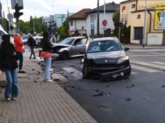 Wypadek w Zgierzu. Uszkodzone dwa auta i zablokowana linia tramwajowa 