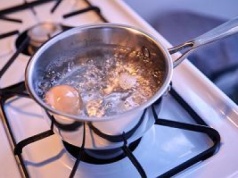 Nie wylewaj wody po gotowaniu jajek. Rozwiąże popularny problem