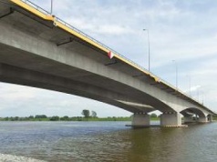 Tu znajduje się najdłuższy most w Polsce. Łączy dwa brzegi Wisły i ma prawie 2 km długości