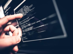 Wybory pod cyberostrzałem. O ryzyku kradzieży głosów i dezinformacji z ekspertem cyberbezpieczeństwa