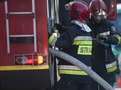 Pożar mieszkania przy ul. Popiełuszki w Olsztynie. Dwie osoby trafiły do szpitala