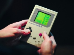 Gracz uważał, że brat ukradł jego Game Boya z Pokémon Red - 20 lat później przeszukuje dom rodziców i zdaje sobie sprawę, że urządzenie cały czas tkwiło w kanapie
