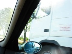 Wyprzedzanie z prawej strony. Kiedy możesz to zrobić bez mandatu? Nie w jednej, a w kilku sytuacjach