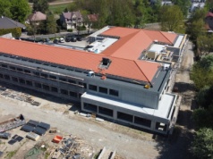 Trwa rozbudowa Szkoły Podstawowej przy ul. Sucharskiego. Nowy budynek, sala gimnastyczna i miejsce dla 440 uczniów do 2026 roku (ZDJĘCIA)