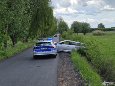 Wjechała renault do rowu. Została ukarana mandatem