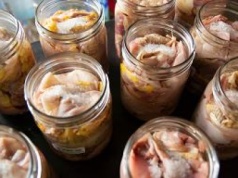 Weź 2 kg łopatki i wsadź do słoików. Wkrótce sobie podziękujesz. Receptura babci z przepiśnika