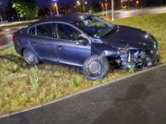 Rozbił renault na rondzie Gdańskim. Kierowca uciekł pieszo