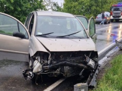 Strzegom. Po dachowaniu pasażerka wypadła z auta i została potrącona [FOTO]