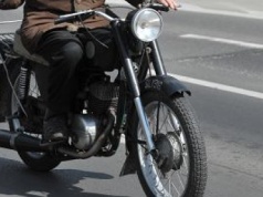 Motocykliści wyprzedzający siebie nawzajem. Czy podwójna ciągła to przeszkoda?
