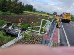 Przebił poręcz i wpadł do rzeczki. Utknął w przewróconym do góry kołami aucie. To była walka o życie