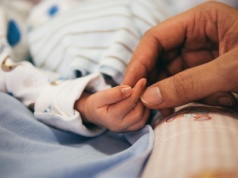 Matka nietypowego rodzeństwa: To nie są trojaczki. Urodziła troje dzieci w odstępie 9 miesięcy