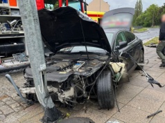 Pijany kierowca audi przebił barierki i roztrzaskał się o latarnię na Grobla