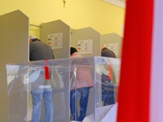 Podkarpacie i Rzeszów z dużą frekwencją. Są incydenty: pogryzienie członka komisji i zgon