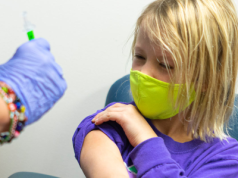 Duże badanie ujawnia poważne uszkodzenia autoimmunologiczne u dzieci zaszczepionych przeciw COVID-19