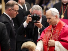 Wielkie wzruszenie Dudy! Razem z żoną Agatą rozmawiali z papieżem Leonem XIV. Wręczyli mu prezent