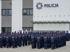 107 nowych policjantów. Teraz przed nimi przeszkolenie [ZDJĘCIA]