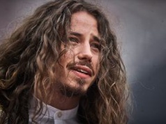 Michał Szpak bez długich włosów. Metamorfoza piosenkarza