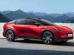 Pierwsza Toyota bZ5 zjechała z taśmy produkcyjnej. Niestety, ma do nas daleko