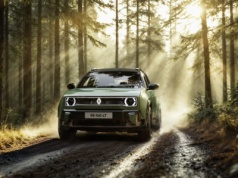 Renault 4 Savane 4×4 obok szalonego Renault 5 Turbo 3E na Roland-Garros. Maluchy do off-roadu (Savane) i zabawy (Turbo 3E)