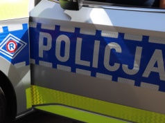 Uszkodził okno, włamał się do budynku i zasnął. Obudzili go policjanci