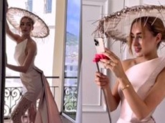 Caroline Derpienski lansuje się w Cannes. Tym razem postawiła na pudrowo różową kreację i bogato zdobiony kapelusz