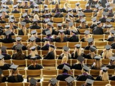 Wykładowczyni miała straszyć studentów, że ma przy sobie broń. Uniwersytet SWPS reaguje