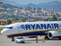Drakońskie sceny na lotniskach. Ryanair oszukuje na miernikach bagażu?