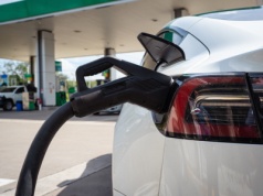 Zbliżamy się do 100 tysięcy elektryków na polskich drogach. Spada też różnica w cenie [DANE]