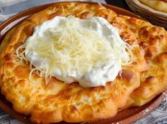 Podpatrzyłam patent w budce z langoszami. Węgrzy dodają do ciasta nieoczywisty składnik