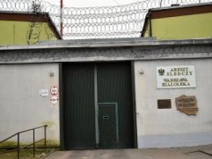 Ten kandydat jest liderem w więzieniach i aresztach. Wybory skończyłyby się w pierwszej turze