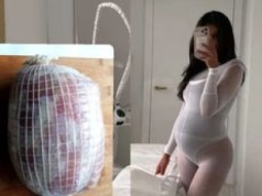 Klaudia El Dursi podkreśla ciążowe kształty w przezroczystym body i porównuje się do SZYNKI: 