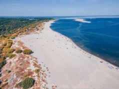 Turyści powoli odkrywają tę niewielką miejscowość nad morzem. Tłumów jeszcze nie ma