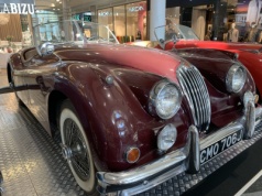 Jaguar XK140 OTS z 1955 roku – brytyjska ikona sportowej elegancji