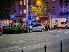 Na ulicy Krakowskiej samochód wjechał w słup trakcyjny