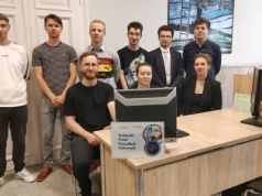 Studenci uczą seniorów jak korzystać ze smartfonów i komputerów