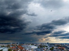 Wielogodzinna ulewa i burze przetoczą się przez Polskę. W tych regionach opady będą najsilniejsze
