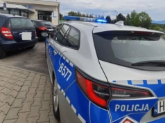 Jeleniogórscy policjanci pomogli rannej osobie. Szybka reakcja uratowała zdrowie mężczyzny