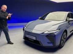 Oto nowy faworyt w przetargach na auta dla urzędników. Lexus ES szokuje pod wieloma względami
