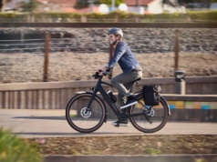 Trek FX+ 1 to rower z kartoteką. Nowy e-bike z manetką, która łamie europejskie zasady