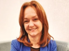 Popularna i lubiana Izabela Dąbrowska koncentruje się na pracy na scenie