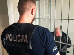43-latek rzucał kamieniami w komendę policji w Radomsku