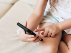 Jak chronić dzieci w internecie? Meta podpowiada krajom Unii sposób działania