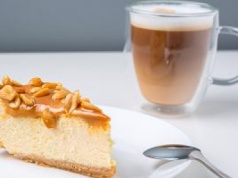Najlepsze ciasto bez pieczenia na herbatnikach. Jak zrobić słynną krówkę? Zajmie ci to tylko chwilę